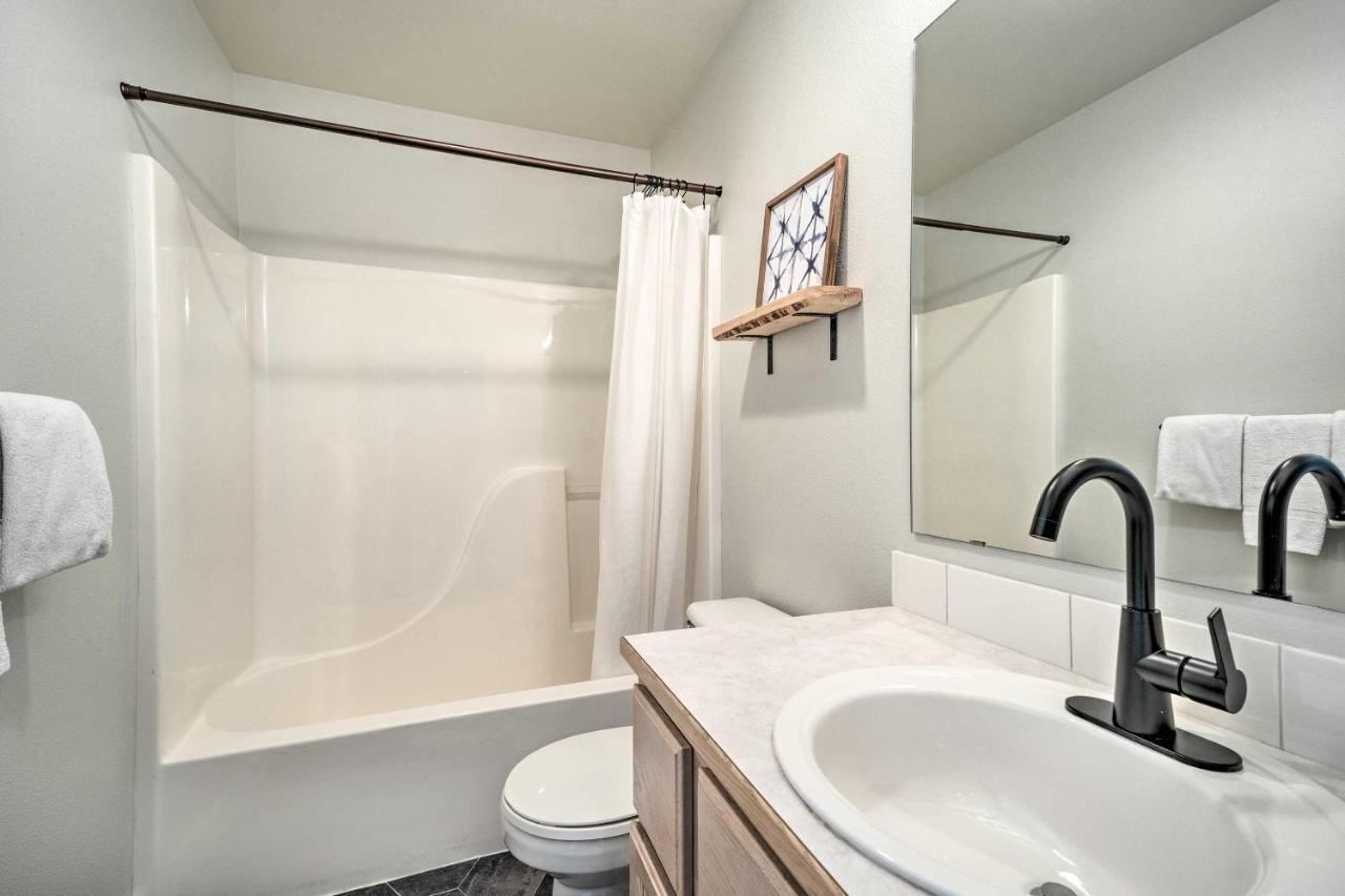 Chic Chelan Condo With Balcony, Walk To Lake And Dtwn! Exteriör bild